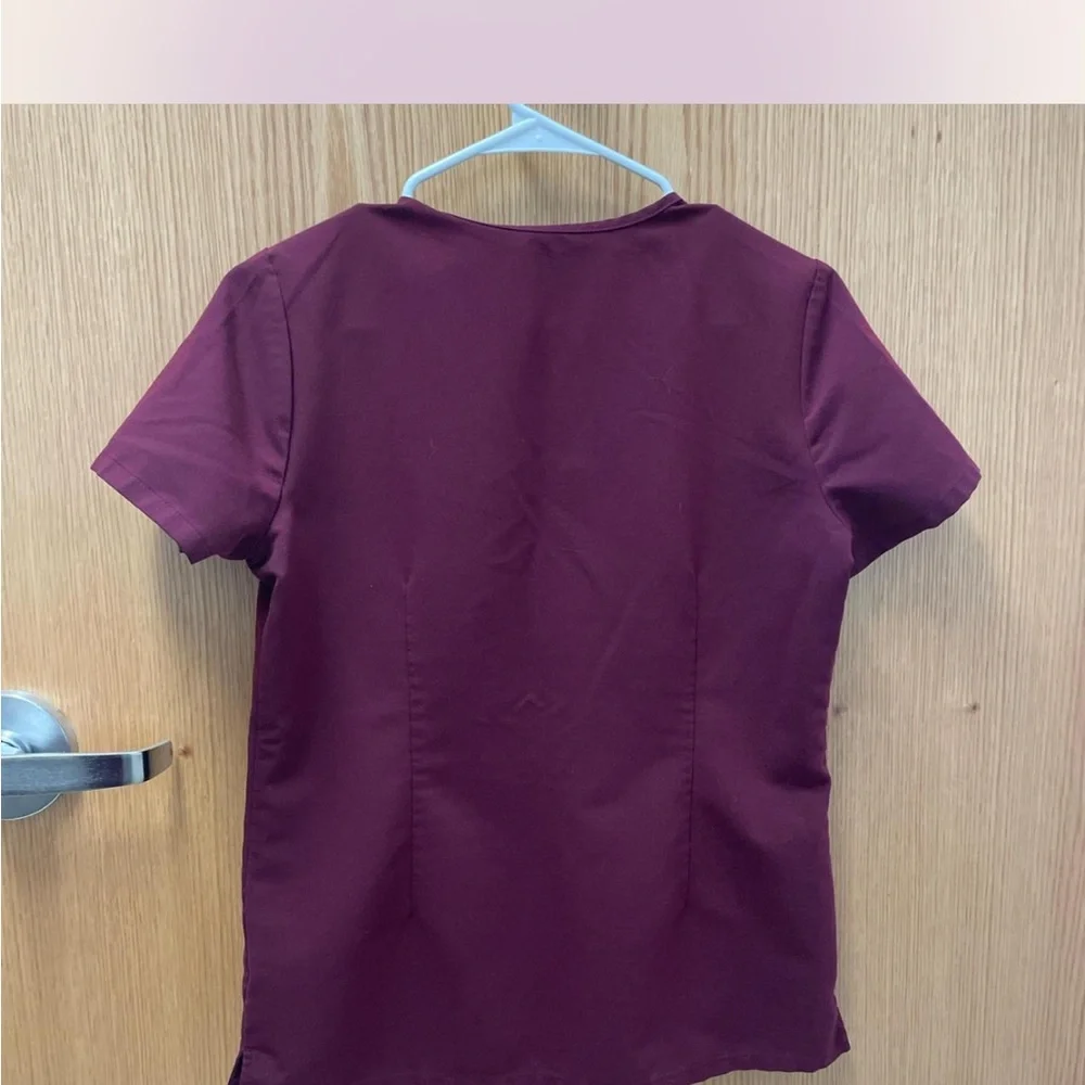 Figs Women's Casma Three-Pocket Scrub Top in Deep Burgundy.‎ XS-P - Picture 5 of 5